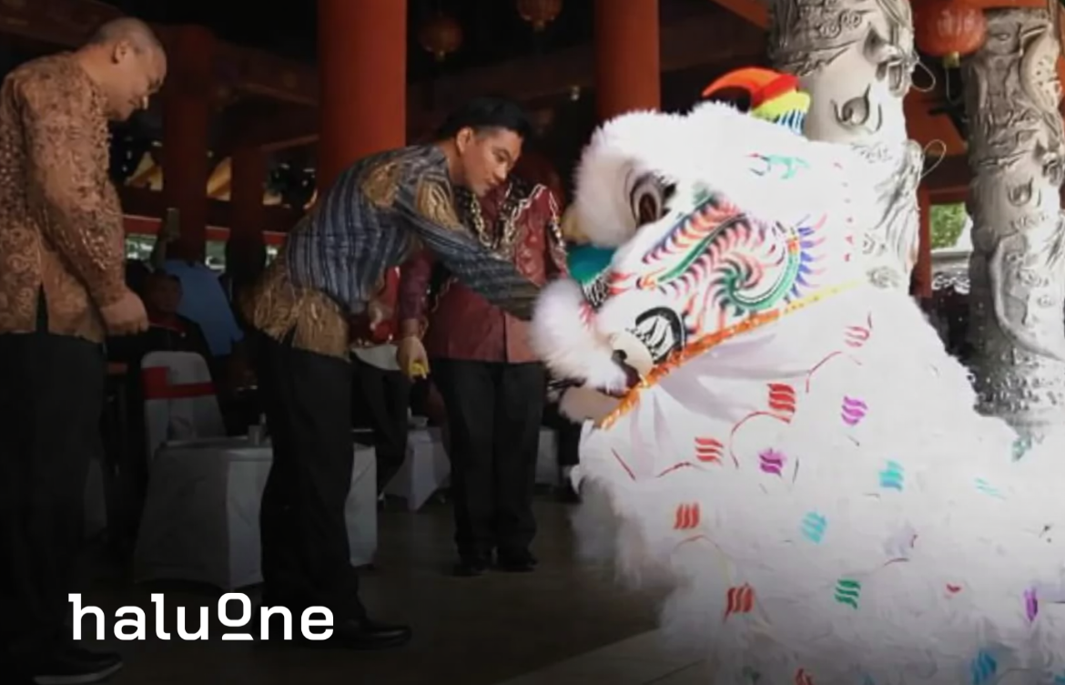 Gibran-Serahkan-Angpao-ke-Barongsai-2026