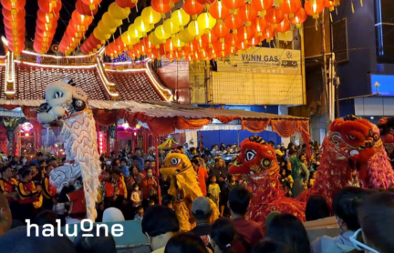 Gibran-Serahkan-Angpao-ke-Barongsai