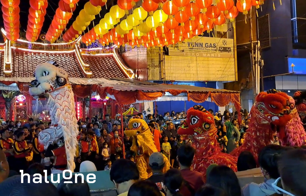 Gibran-Serahkan-Angpao-ke-Barongsai